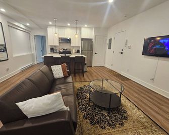 Casablanca Suites ● Newly Renovated 2bedroom Apartment ● 8mins from YUL Airport. - Pointe-Claire - Living room
