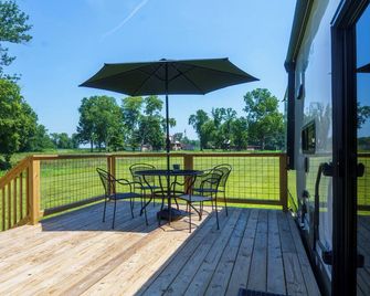 Cozy Camper Getaway 4 minutes to WEC! - Wilmington - Balkon