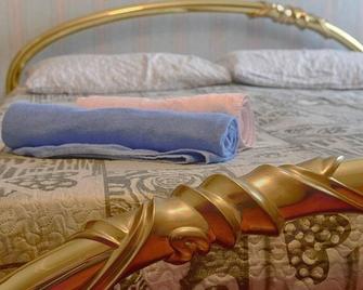 Large apartment, rents to companies only. Not far from the center - Modène - Chambre