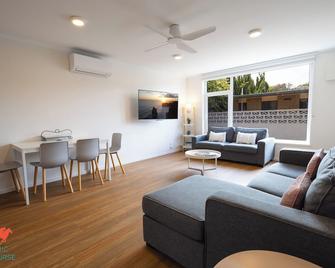 Botanic Racecourse Apartments - Warrnambool - Living room