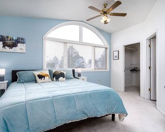 Unique triangle shaped home with 2 master suites on separate floors. - Cheyenne - Bedroom