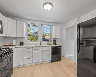 Charming 2-bedroom cottage, pet friendly, fenced yard, near Fox River! - McHenry - Kuchyň