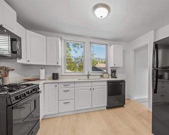 Charming 2-bedroom cottage, pet friendly, fenced yard, near Fox River! - McHenry - Kuchyň