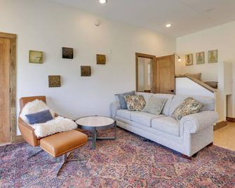 Southern Utah Vacation Rental w/ Hot Tub - Virgin - Living room