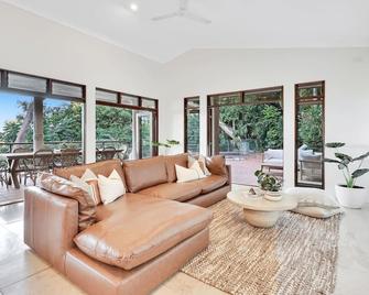 The Ferns Villa Serene Rainforest Retreat with Ocean Breezes - Clifton Beach - Living room