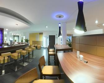 Holiday Inn Express Bremen Airport By IHG - Bremen - Bar