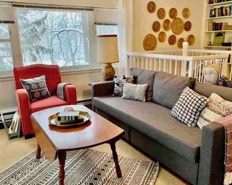 Quaker Hill Cottage on gated estate with fire pit & hiking trails - Richmond - Obývací pokoj