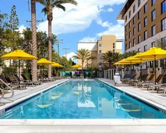 Home2 Suites by Hilton Anaheim Resort - Anaheim - Piscina