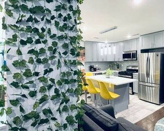 Magic Gardens 2BD Apt in Center City - Philadelphia - Kitchen