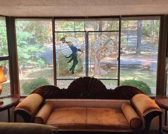 Lily Creek Lodge - Dahlonega - Living room