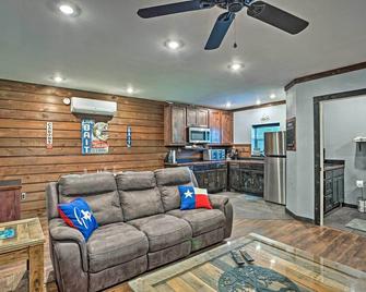 Charming Quitman Cabin Less Than 2 Miles to Lake Fork - Quitman - Living room