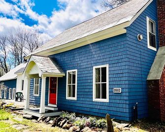 Family-sized Farmhouse w/deck & access to private Vermont Quarry. Pet Friendly! - Grafton - Building