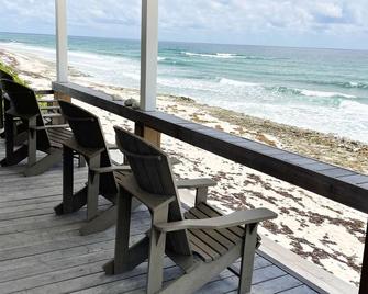 Quaint Cottage On The Beach in the South End - Hope Town - Balkong