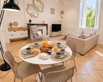 Joli T2 centre ville avec cour, climatisation et fibre - Angoulême - Dining room