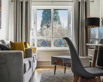 Stylish 2br Apartment Near Mcr Airport - Manchester - Living room