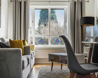 Stylish 2br Apartment Near Mcr Airport - מנצ'סטר - סלון