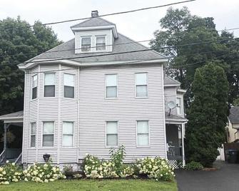 Cozy Family-sized 3 Bedroom Apartment - Methuen