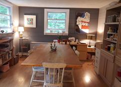 Studio In Sweet Cottage Style Home, Quiet And Private Woodsy Setting - Lincolnville - Comedor