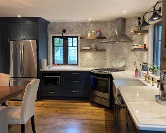 Greenoak House Hot Tub - Grimsby - Kitchen