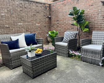 4 Bedroom Home in Best Location Parking Fireplace Back Yard Pets Welcome - Chicago - Patio