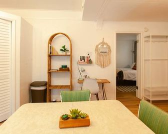 Cute vintage style boho apartment near downtown Medford. Convenient to medical and I-5 freeway. - Medford - Dining room
