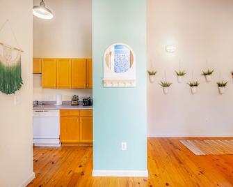 100 Year Old Historic Brick 2br Loft High Ceiling3 - Durham - Kitchen
