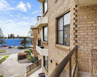 Sundowner Apartment 9 - The Entrance - Building
