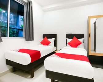 OYO Flagship 38540 Hotel Shangrila Nehru Road - Mumbai - Bedroom