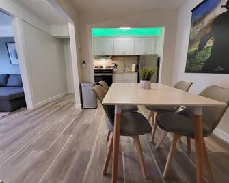 Newly Renovated Unit by the Football Hall of Fame - Canton - Dining room