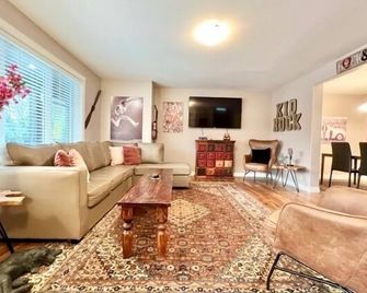 The Kid Rock Bright, Spacious and Modern Home! - Saskatoon - Living room