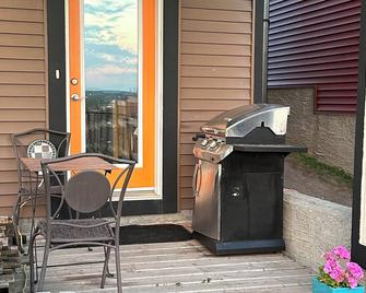 Sunrise Home with Mountain View/ Hot Tub - Cochrane