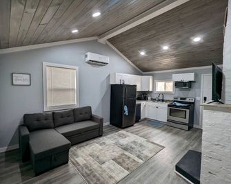 Summerlee Suite - Beautiful Remodeled Farmhouse - Oak Hill - Kitchen