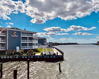 Comfort Suites Chincoteague Island Bayfront Resort - Chincoteague - Budova