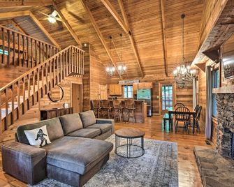 Big Canoe Mountain Resort Cabin w/ Pool Access! - Jasper - Living room