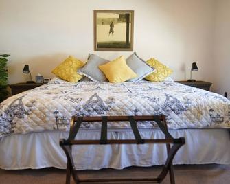 Spacious, private, bedroom and private 3/4bath... a simple bed and breakfast - Mesa - Bedroom