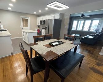 Charming 3-Bedroom House with Pool, WiFi, AC in Tranquil Winchester - Winchester - Jídelna