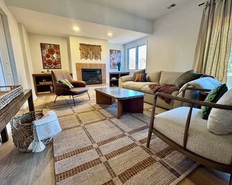 The Good Life Mountain Home - Red Rocks w/ spa - Morrison - Living room