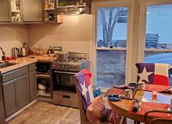 La Casa Amarilla - a cozy home in Friendly Small Texan Town - Shamrock - Keittiö