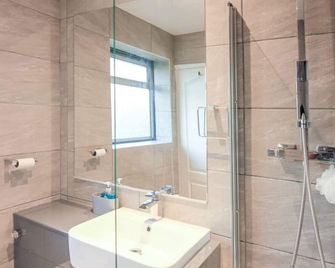 Modern 2br Home in Sk14, Wifi, Parking, - Hyde - Bathroom