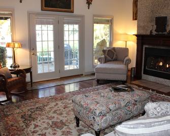 New Vaca Prop, A+ Location, Luxury, Spacious, Fire Pit, Dock, Deeph20 - Milledgeville - Living room
