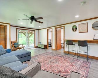 Cozy Catskills Cabin - 12 Mi to Windham Mountain! - East Durham - Sala de estar