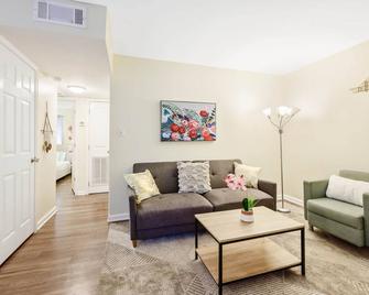 Dapper Digs - King Bed - Long Term Stays - Duke - Durham - Living room