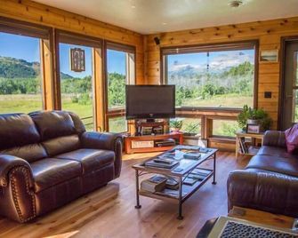 East Side of Glacier Park is our back yard!! Have a look. - East Glacier Park - Sala de estar