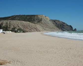 Modern Comfortable Apartment, Sleeps 3. - Lagos - Beach