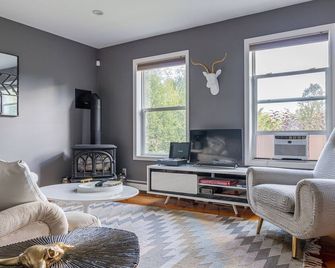 Peaceful, Secluded Olive Star Cottage. Huge Garden with Fire Pit. Pet Friendly - Olivebridge - Living room
