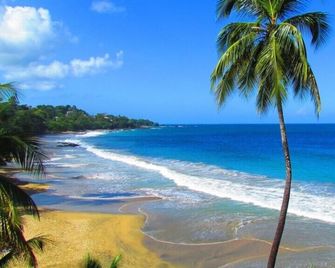 Chaconia Suite, a stunning luxurious beach front self catering apartment - Black Rock - Strand