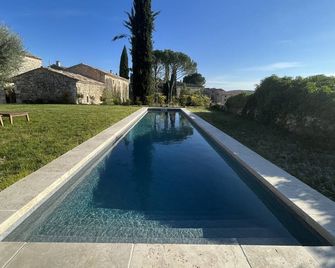 Gite de Charme Pour 9 en Provence Occitane Jardin, Piscine, Terrain de Boules - Montclus - Piscina