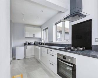 3 bedroom house in Loughborough - Loughborough - Kitchen