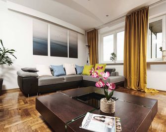 Lumina spacious apartment near the Warszawa Zachodnia station - Warsaw - Living room