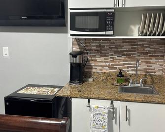 Modern corporate apartment with AC and WiFi in tranquil Coral Gables - Coral Gables - Kitchen